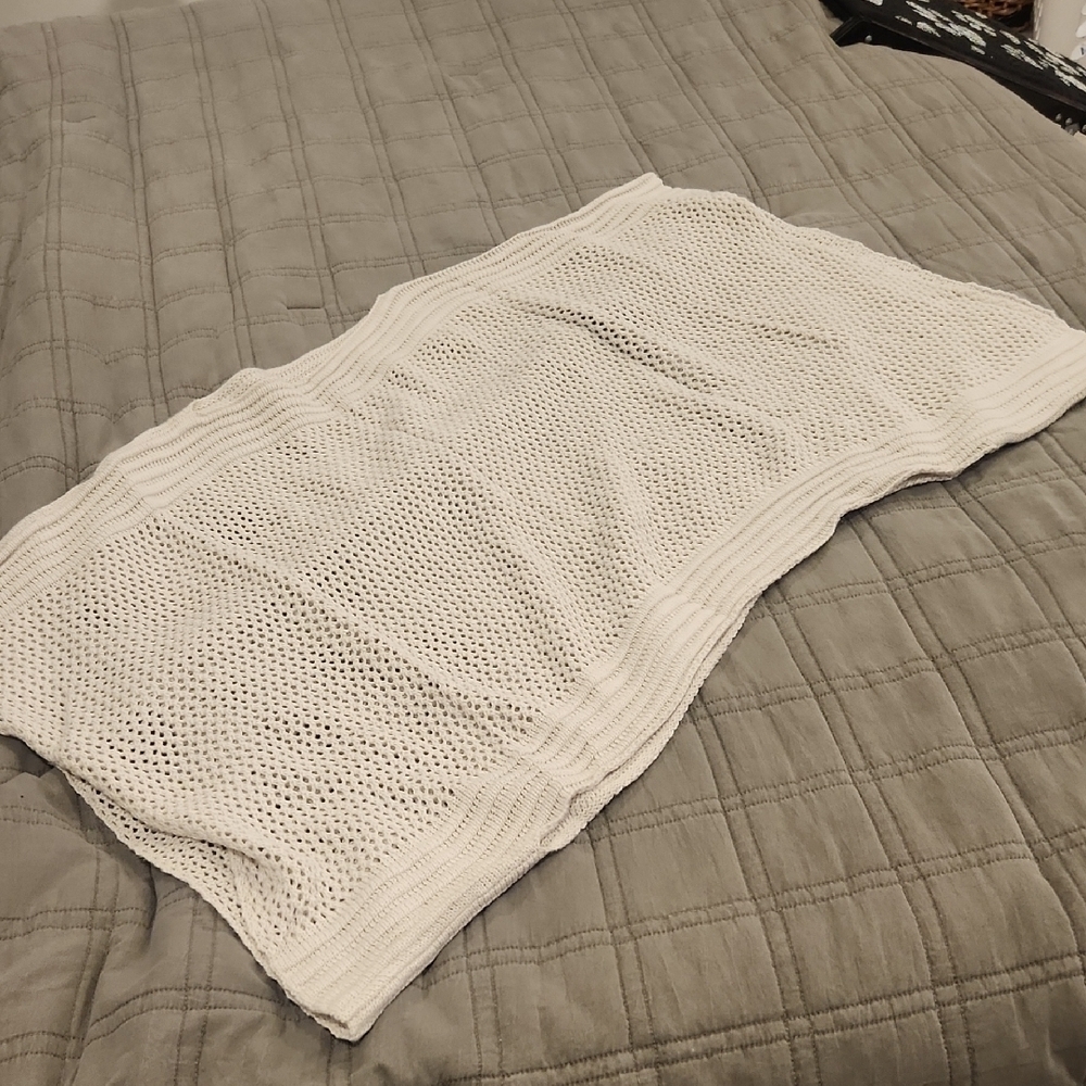 Elegant Light Gray Knit Poncho